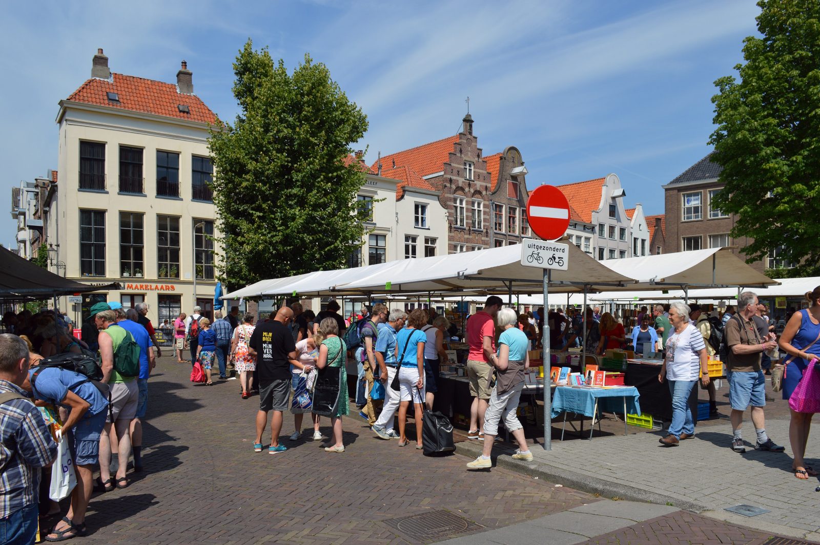Kramen van de Deventer Boekenmarkt op de Nieuwe Markt