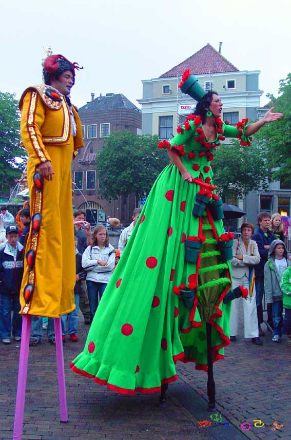 Steltlopers in kleurrijke kostuums tijdens Deventer Op Stelten