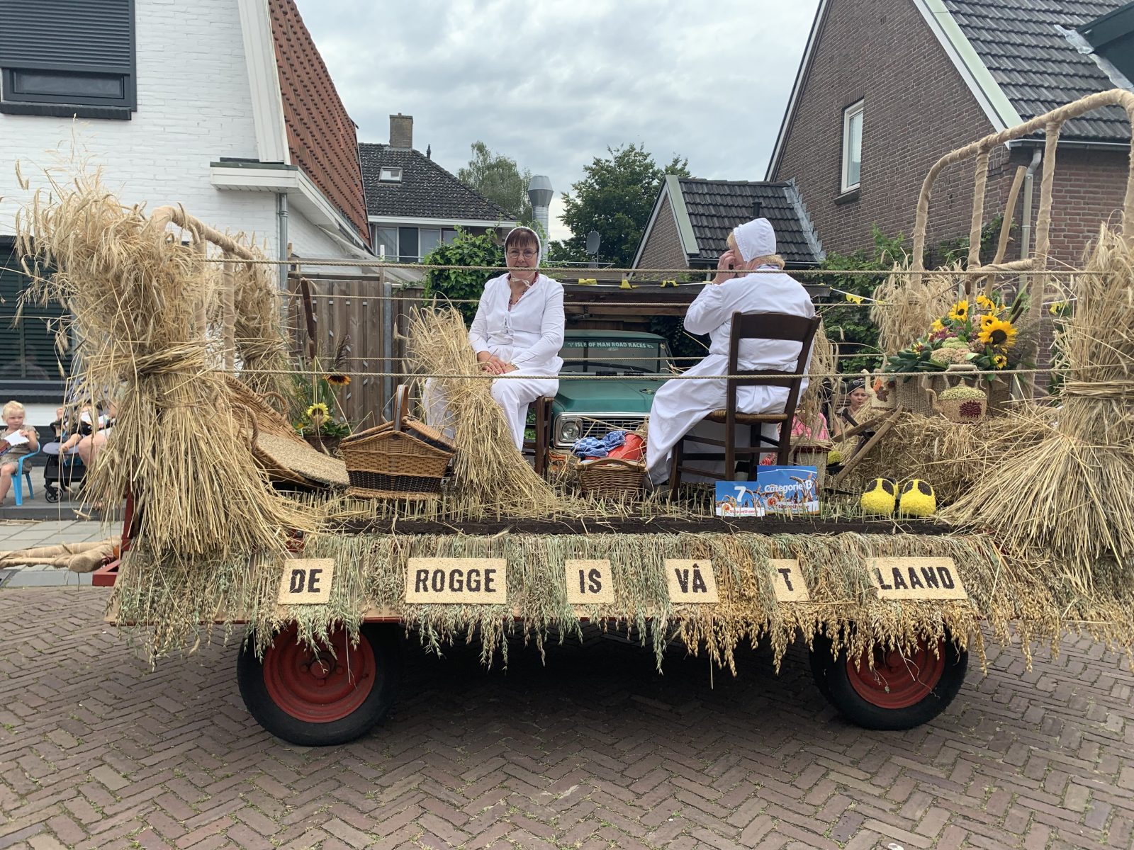 Oogstwagen met rogge in het oogstcorso van Stöppelhaene in Raalte